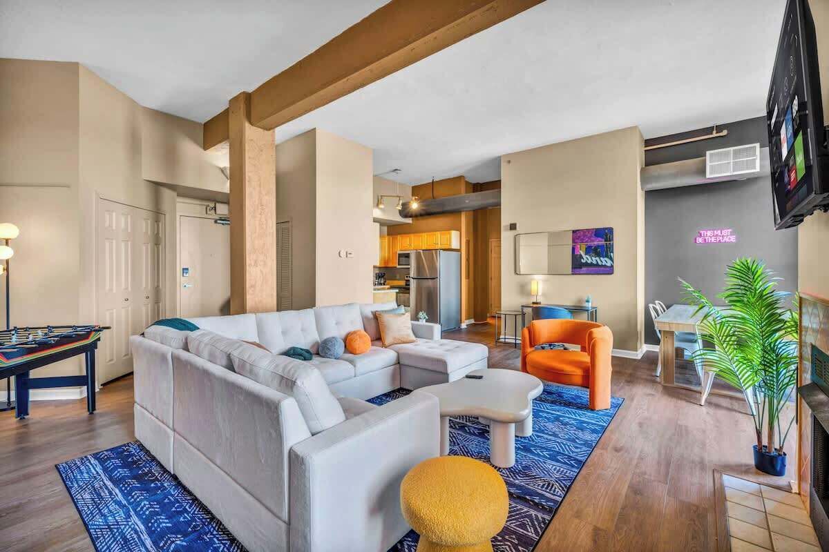 TV, peis og kontorer