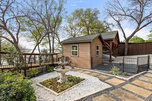 Property grounds - Luxury Cabin on the Lake! (Fort Worth)