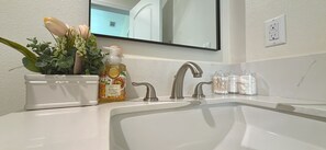 Haartrockner, Handtücher, Seife, Toilettenpapier