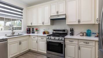 Four à micro-ondes, un four, surface de cuisson, lave-vaisselle