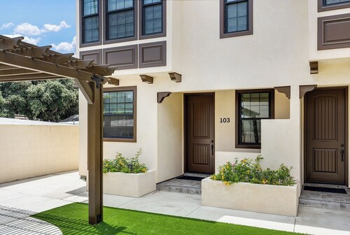 Charming 2-bedroom condo with WiFi, AC in beautiful Pasadena