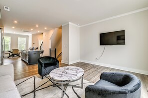 TV - 2 Mi to Dtwn Charlotte: Unit w/ Rooftop Deck! (Charlotte)
