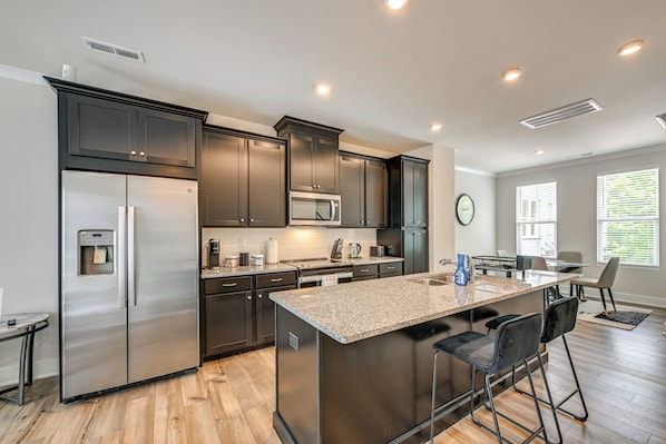 Fridge, microwave, stovetop, dishwasher