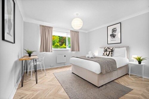 Luxury 2 Bed * Parking * Garden