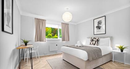 Luxury 2 Bed * Parking * Garden