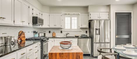 Fridge, microwave, stovetop, dishwasher