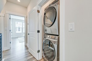 Interior - Walk to Music Factory: Townhome w/ Rooftop Deck! (Charlotte)