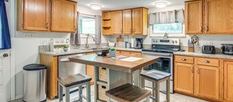 Vintage Farm Cottage Near Hikes & Pigeon River