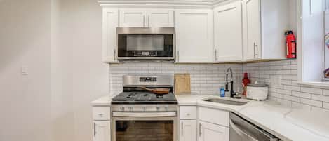 Fridge, microwave, stovetop, dishwasher