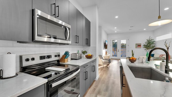 Mikrovågsugn, ugn, spishäll och diskmaskin