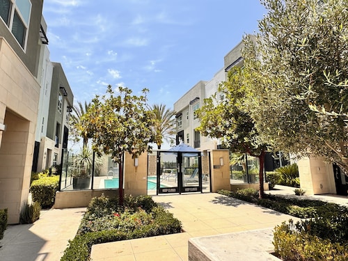 Charming 3-bedroom townhome close to Newport beach SCP and Disney