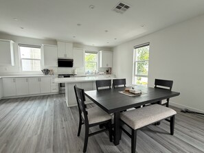 Dining - Charming 3-bedroom townhome close to Newport beach SCP and Disney (Irvine)