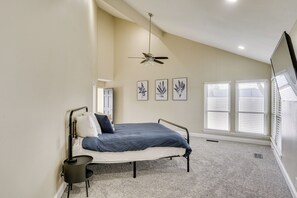 5 bedrooms, desk, iron/ironing board, travel crib - Outdoor Entertainment Area: Spacious Midland Home! (Midland)