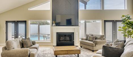 Een televisie en een open haard