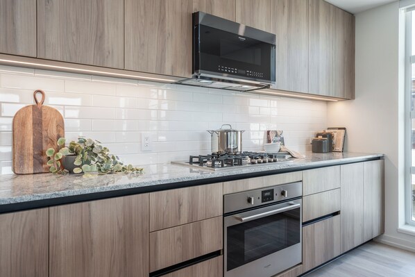 Réfrigérateur, micro-ondes, four, plaque de cuisson