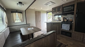 Een koelkast, een microgolfoven, een oven, een kookplaat