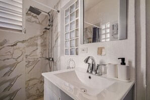 Haartrockner, Handtücher, Shampoo, Toilettenpapier