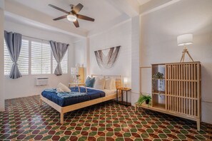 2 slaapkamers, een bureau, een strijkplank/strijkijzer, reisbedje