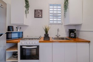 Een koelkast, een magnetron, een oven, een kookplaat