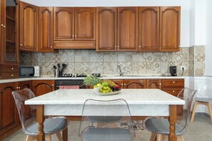 Microwave, oven, stovetop - Royal family apartment with all the amenities for your vacation (Solarino)
