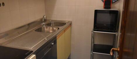 Frigorifero, macchina per tè/caffè, bollitore elettrico