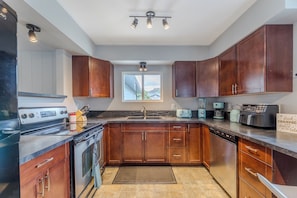 Microondas, horno, placa de cocina, lavavajillas