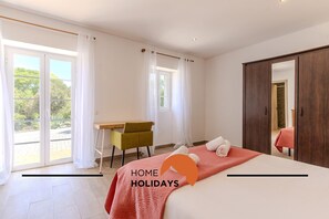 4 bedrooms, iron/ironing board, free WiFi, bed sheets