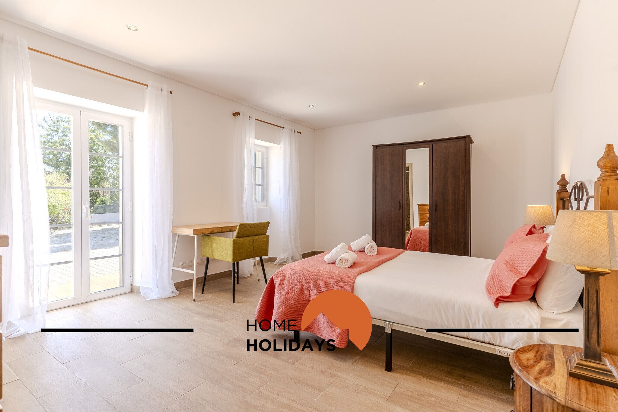 4 bedrooms, iron/ironing board, WiFi (free), bed sheets