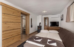 1 bedroom, in-room safe, travel crib, free WiFi