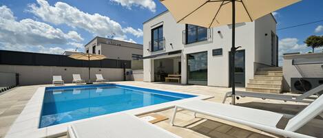 Et oppvarmet basseng