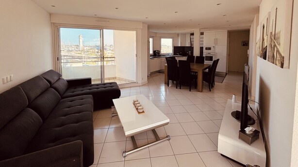 Un apartamento moderno con sala de estar, comedor y cocina.