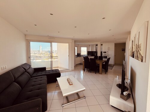 Bright apartment overlooking the port of Crouesty for 4 people