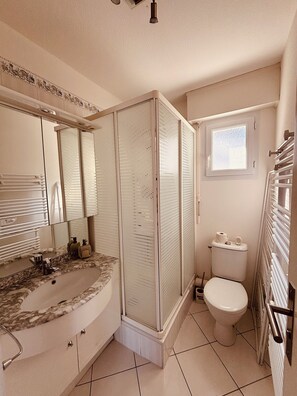 Shower, hair dryer, towels, toilet paper