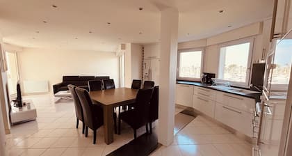 Bright apartment overlooking the port of Crouesty for 4 people