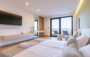 4 bedrooms, iron/ironing board, free WiFi