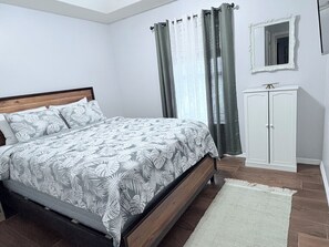 3 bedrooms, desk, iron/ironing board, free WiFi