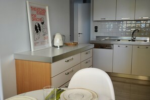 Horno, lavavajillas, mesa de comedor