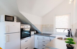 Fridge, oven, dishwasher, coffee/tea maker