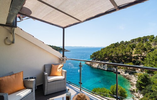 Amazing apartment in Milna with house sea view