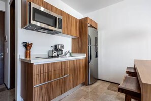 Geladeira, micro-ondas, cooktop, cafeteira/chaleira