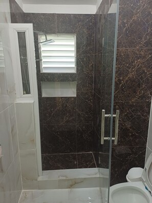 Douche, serviettes fournies, savon, papier toilette