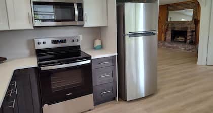 CHARMING & RENOVATED 2-bedroom cottage in Beautiful Sebastian! Bring your Boat!