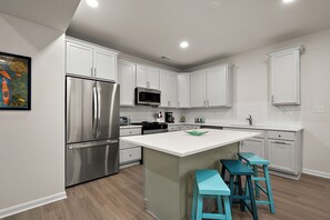 Microwave, oven, stovetop, dishwasher - New Beach Home Near Bethany (Frankford)