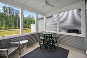 Outdoor dining - New Beach Home Near Bethany (Frankford)