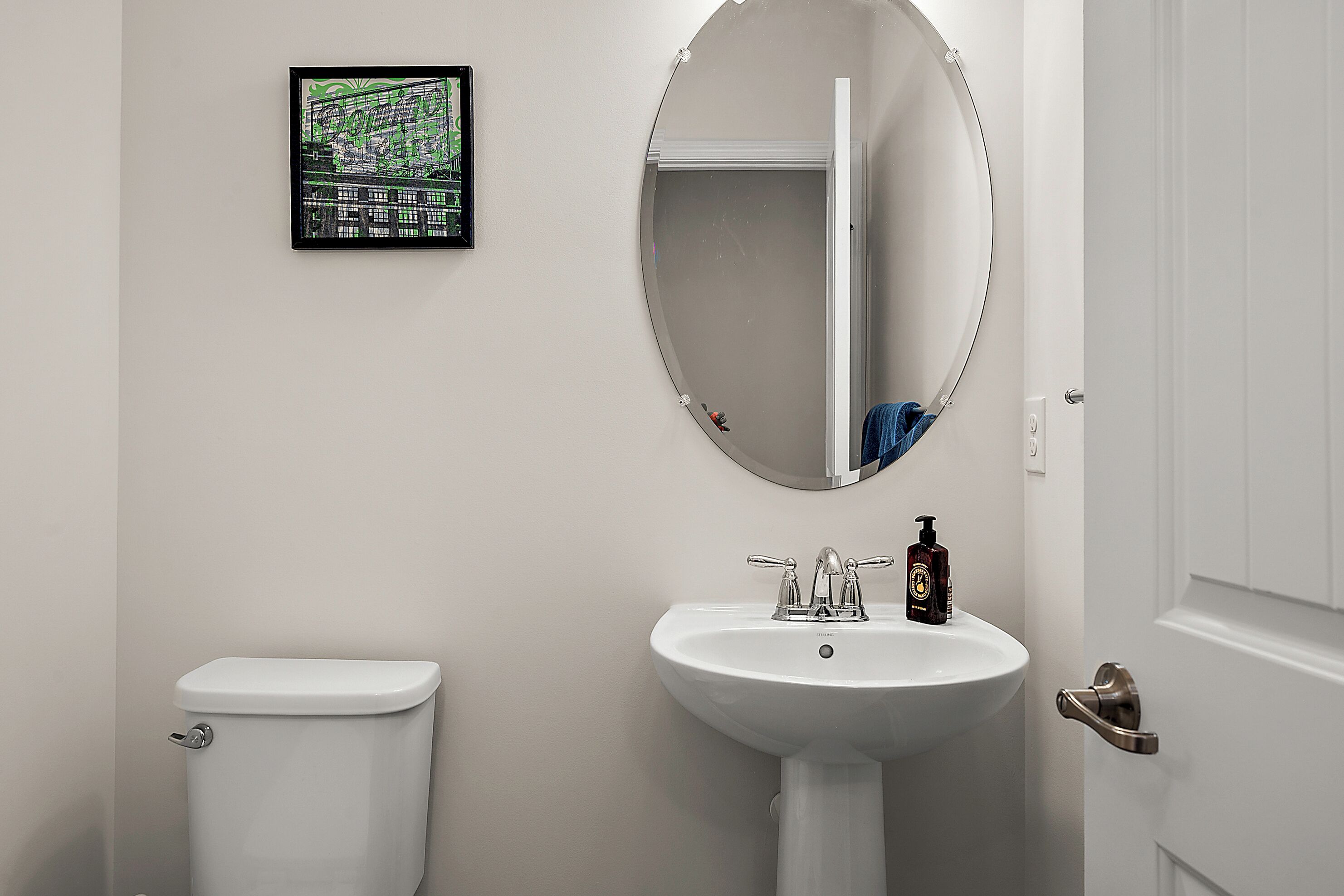 Ein Badezimmer mit Toilette, Waschbecken und Spiegel.