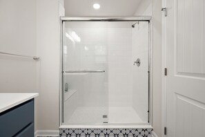 Shower, towels - New Beach Home Near Bethany (Frankford)