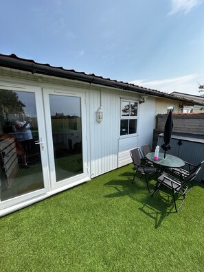 Outdoor dining - Seaside Chalet Escape in Bridlington (Bridlington)