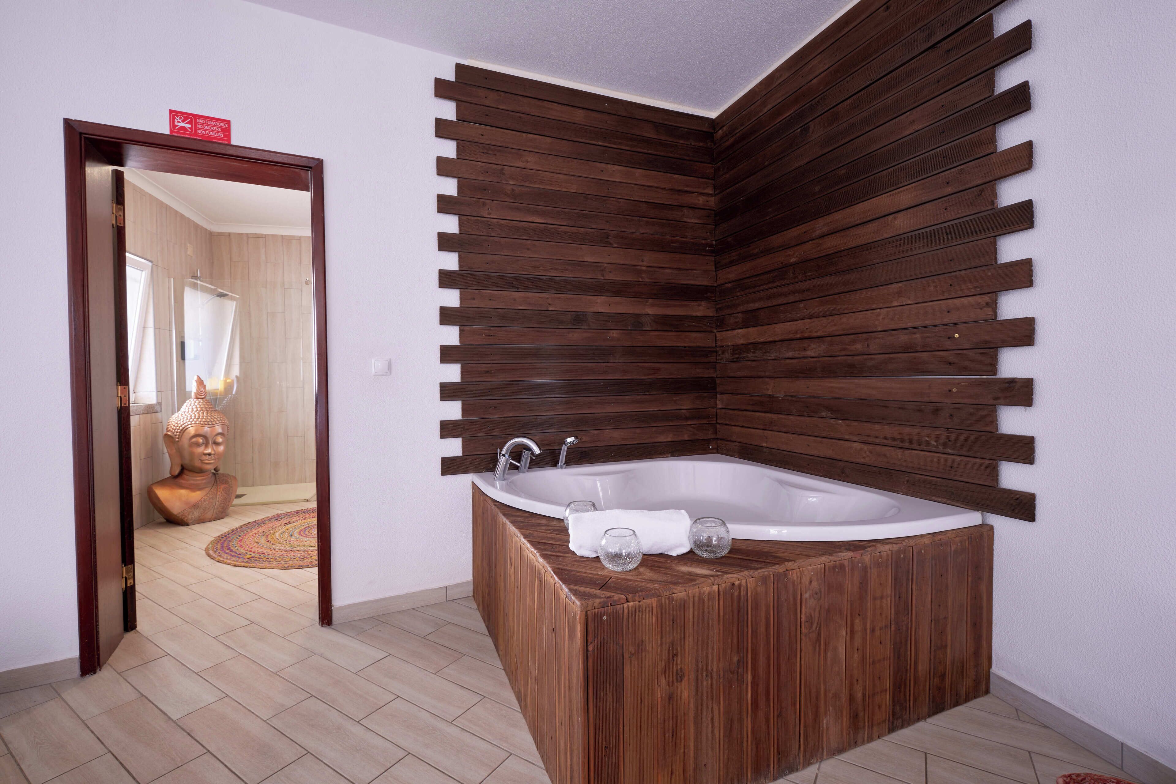 Une salle de bain moderne avec un meuble-lavabo en bois, une baignoire sur pieds et un grand miroir.