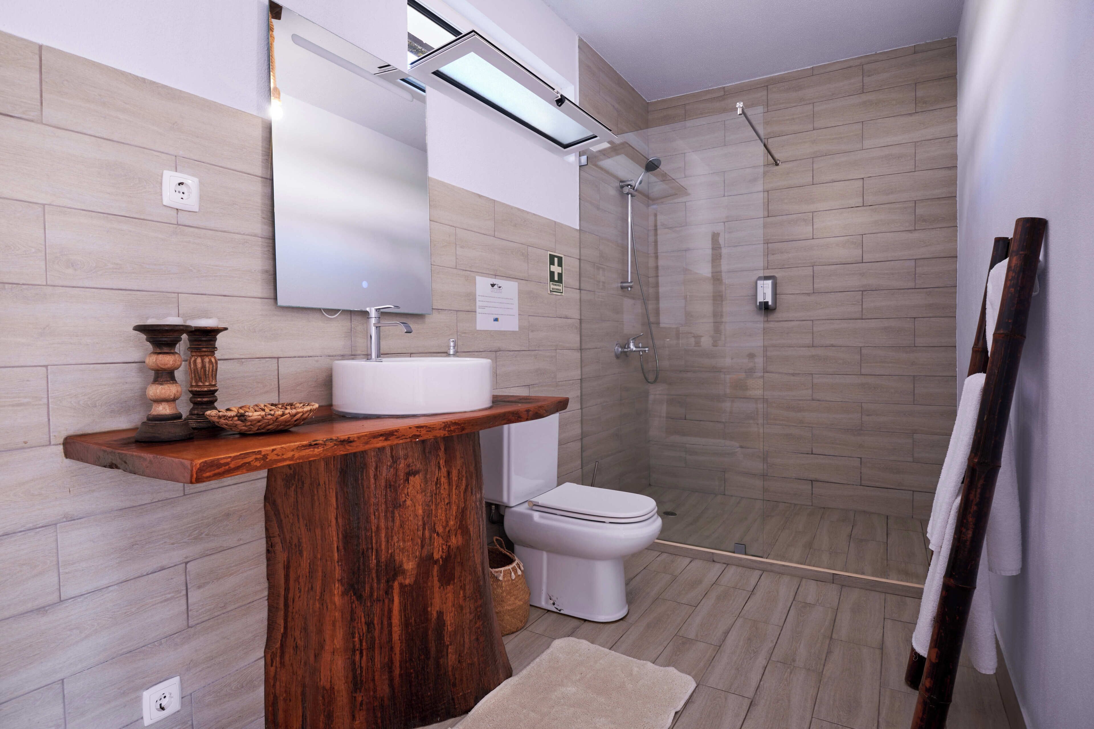 Suite Deluks, pemandangan kolam renang | Kamar mandi