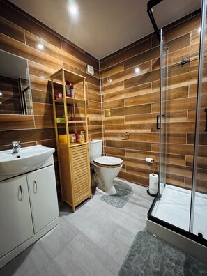 Douche, sèche-cheveux, bidet